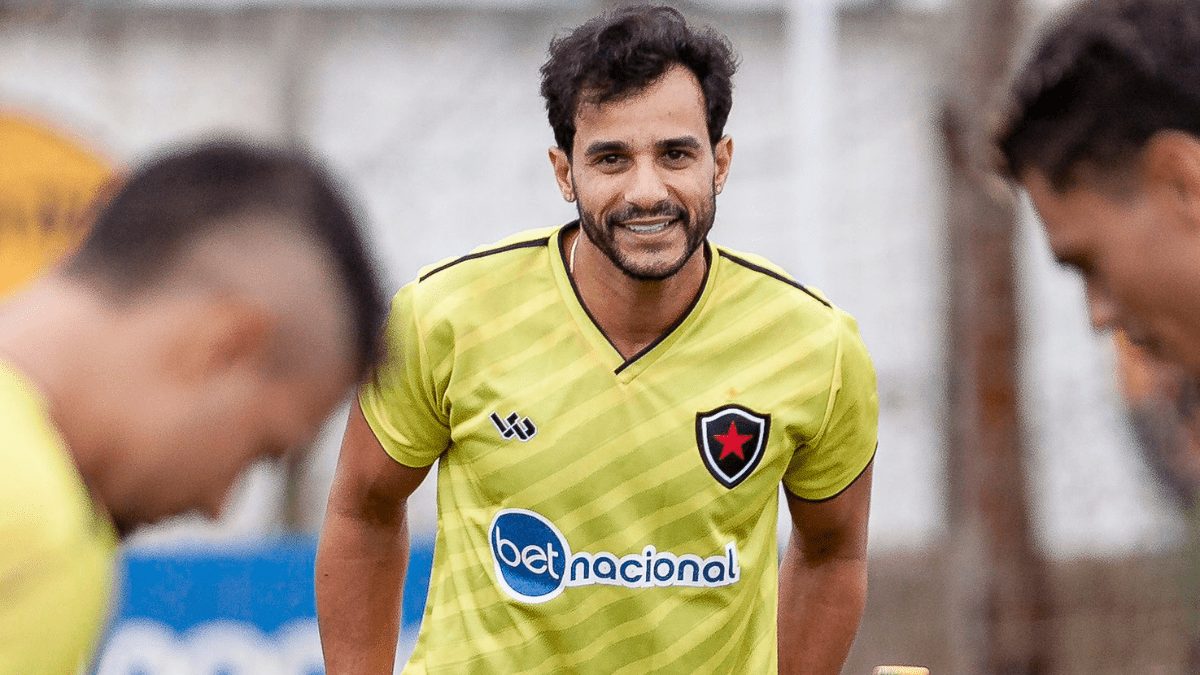 Após retorno, Henrique Dourado participa de primeiro treinamento no Botafogo-PB