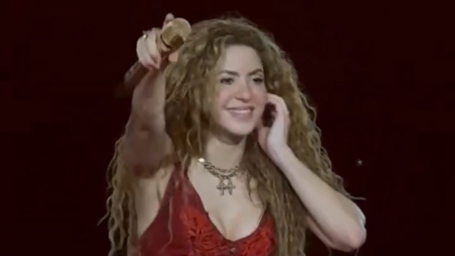 Shakira surpreende e canta música de artista paraibano em show no Brasil