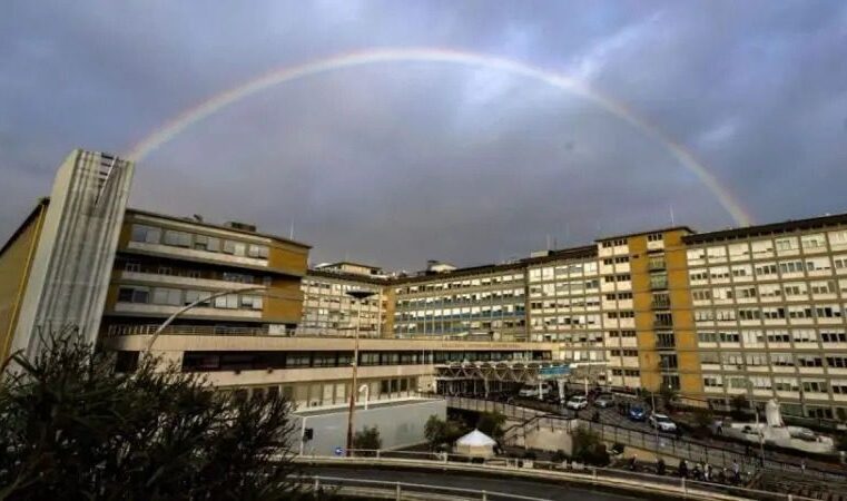 Arco-íris é visto sobre hospital onde o Papa Francisco está internado; fiéis ficam emocionados