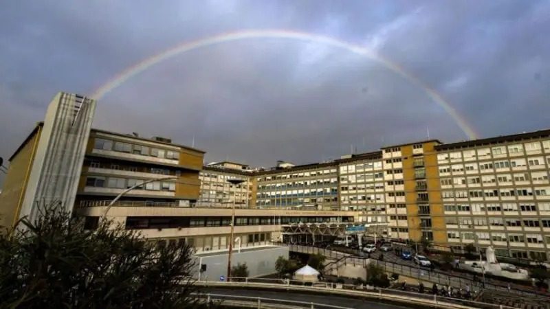 Arco-íris é visto sobre hospital onde o Papa Francisco está internado; fiéis ficam emocionados